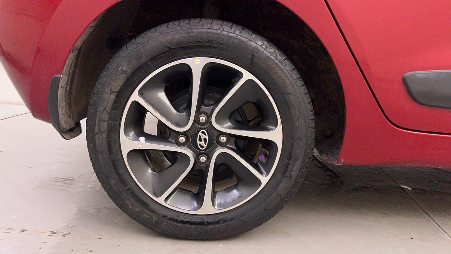 Used 2018 Hyundai Grand i10 Sportz AT 1.2 Kappa VTVT Petrol Automatic tyres RIGHT REAR TYRE RIM VIEW