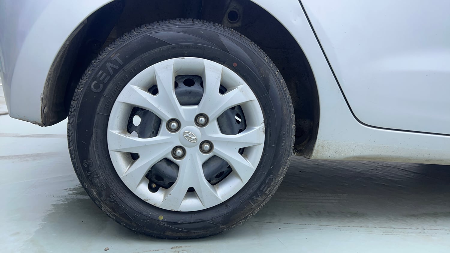 Used 2015 Hyundai Grand i10 Magna 1.2 Kappa VTVT Petrol Manual tyres RIGHT REAR TYRE RIM VIEW