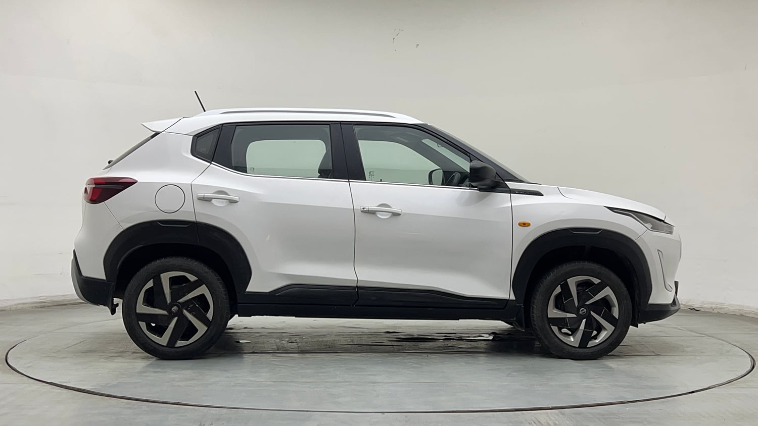 Used 2021 Nissan Magnite XE Petrol Manual exterior RIGHT SIDE VIEW