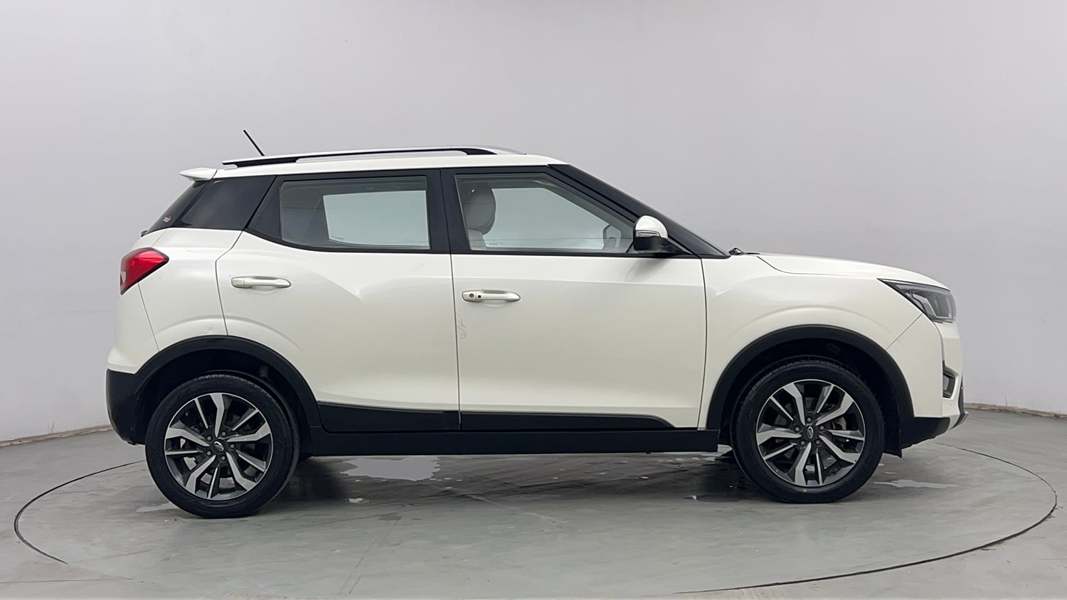 Used 2019 Mahindra XUV 300 1.5 W8 (O) Diesel Manual exterior RIGHT SIDE VIEW