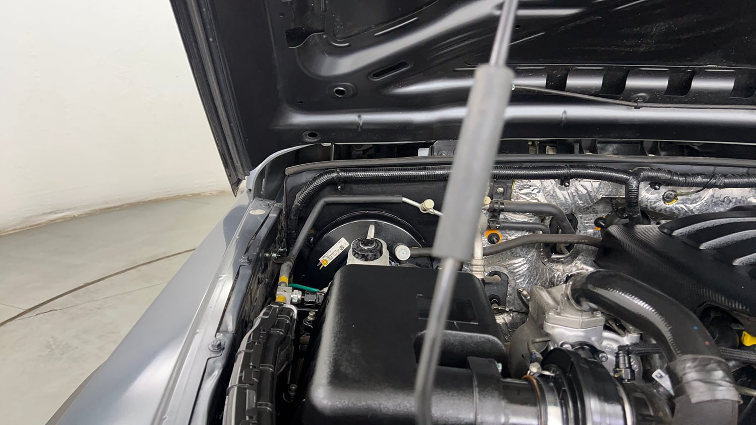 Used 2022 mahindra Thar LX Hard Top Petrol MT 4WD Petrol Manual engine ENGINE RIGHT SIDE HINGE & APRON VIEW