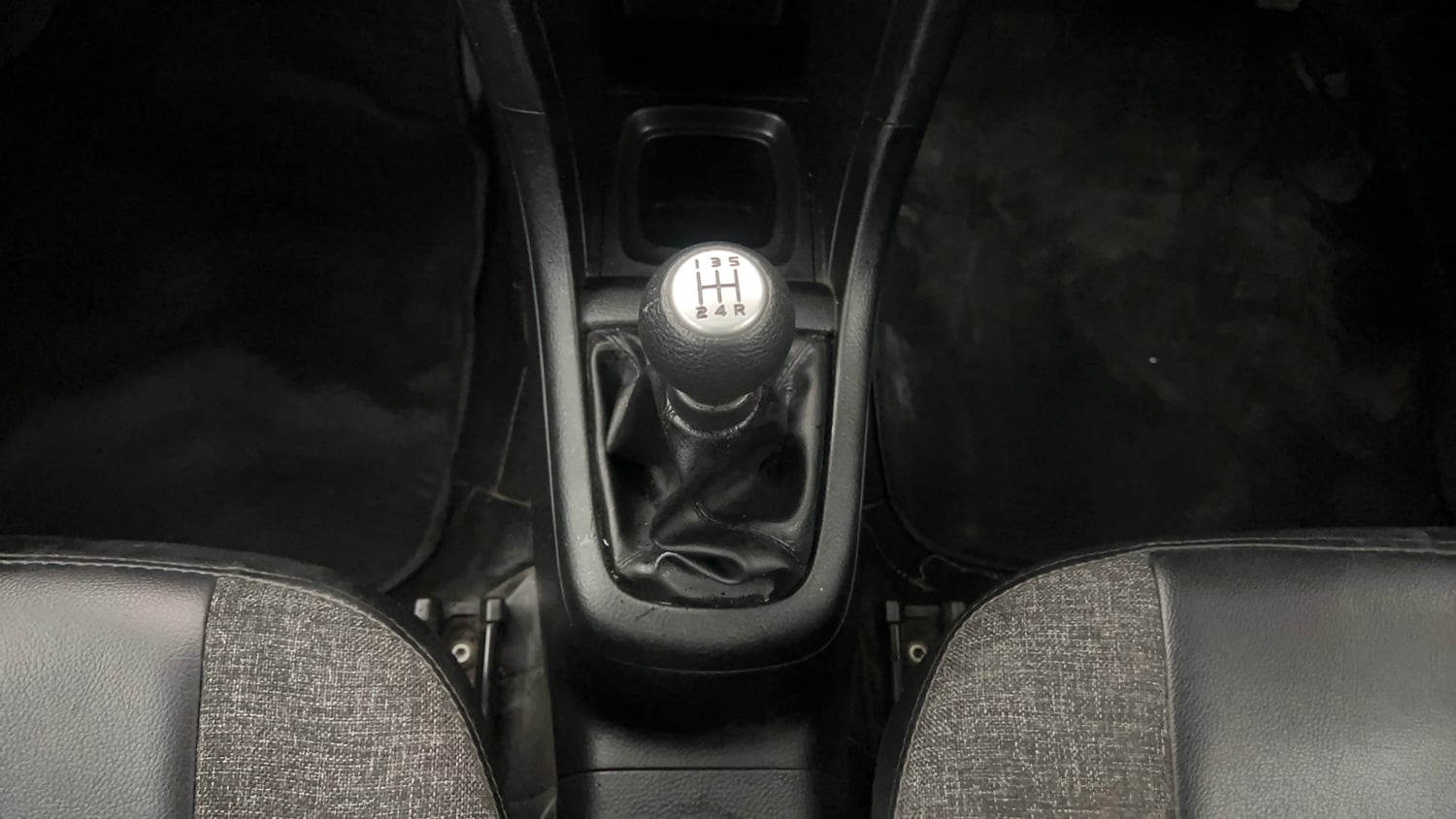 Used 2015 Maruti Suzuki Swift ZDi Diesel Manual interior GEAR  KNOB VIEW