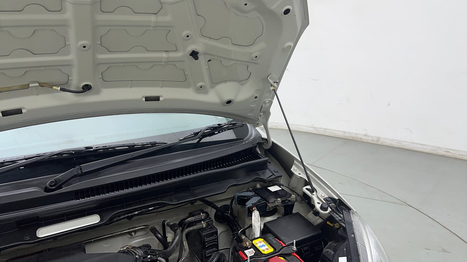 Used 2023 Maruti Suzuki Alto K10 VXi Petrol Manual engine ENGINE LEFT SIDE HINGE & APRON VIEW