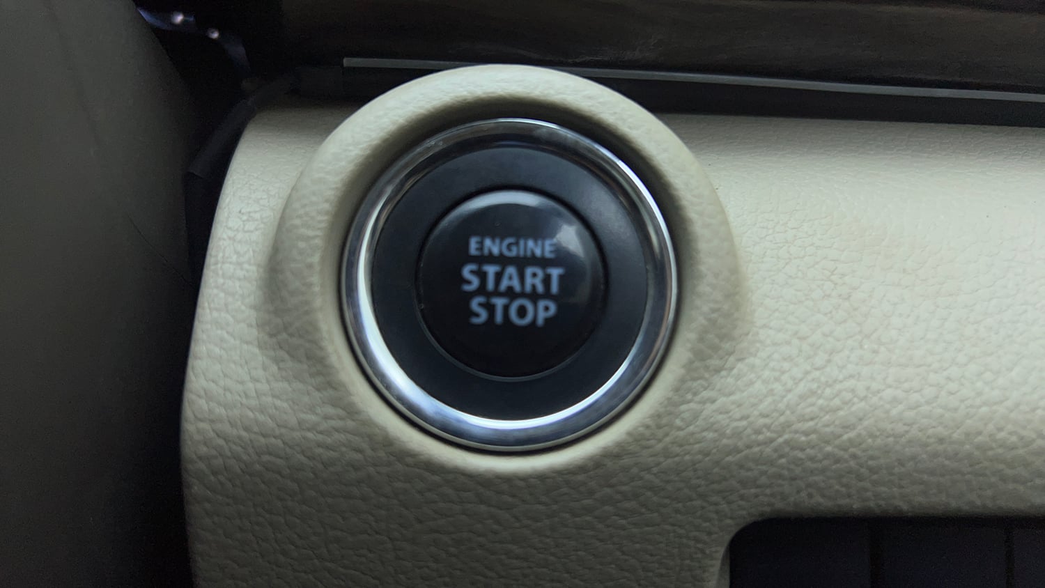 Used 2021 Maruti Suzuki New Ertiga ZXi AT Petrol Automatic top_features Keyless start