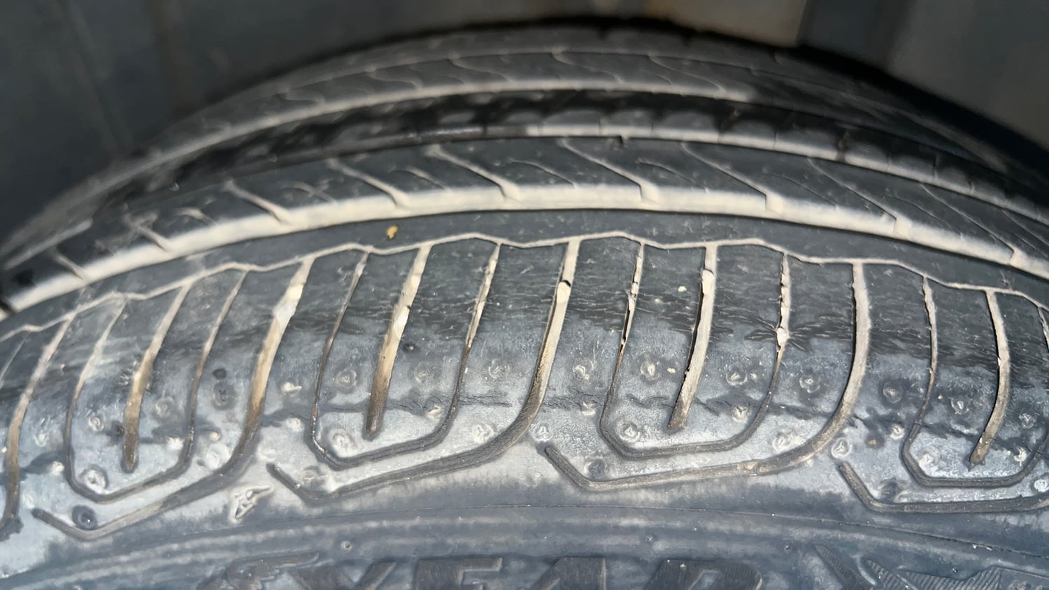 Used 2023 Volkswagen Virtus Highline 1.0 TSI AT Petrol Automatic tyres LEFT REAR TYRE TREAD VIEW