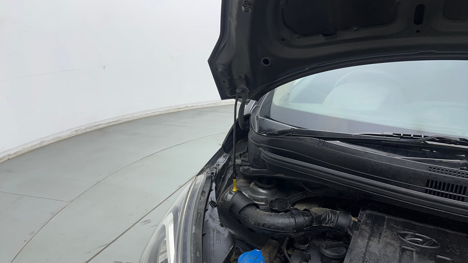 Used 2018 Hyundai Xcent E+ CNG (Outside Fitted) Cng Manual engine ENGINE RIGHT SIDE HINGE & APRON VIEW