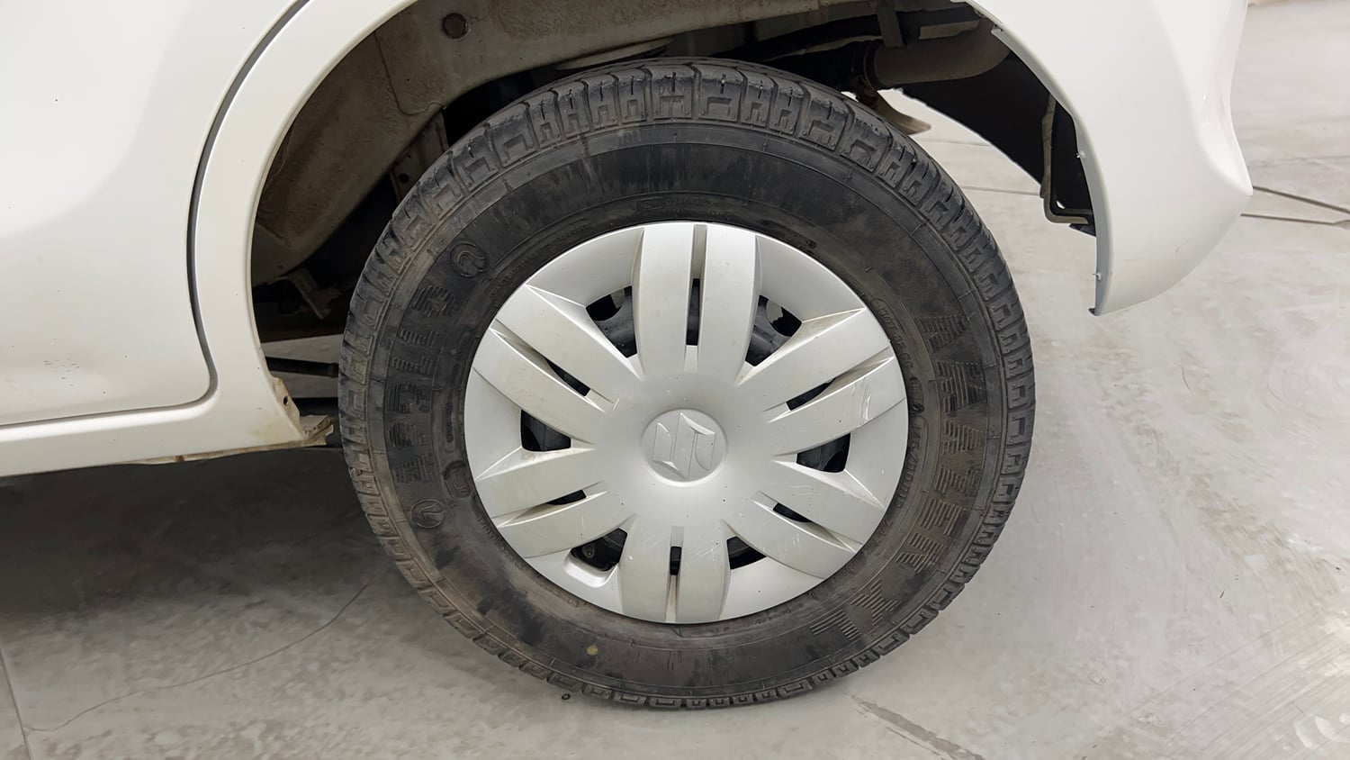Used 2014 Maruti Suzuki Alto 800 Lxi Petrol Manual tyres LEFT REAR TYRE RIM VIEW