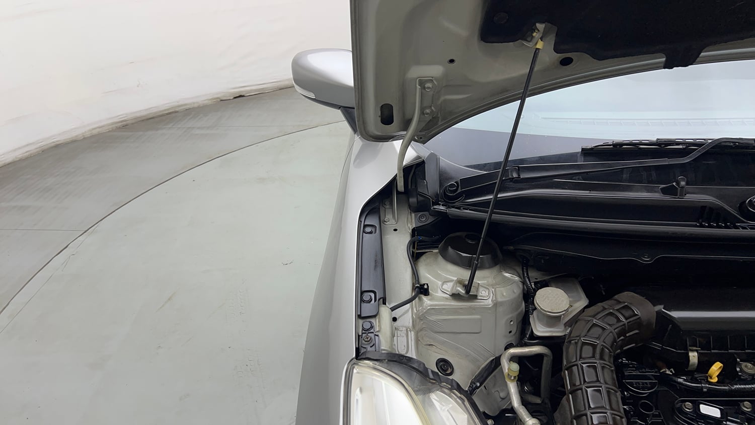 Used 2018 Maruti Suzuki Baleno Delta 1.2 AT Petrol Automatic engine ENGINE RIGHT SIDE HINGE & APRON VIEW