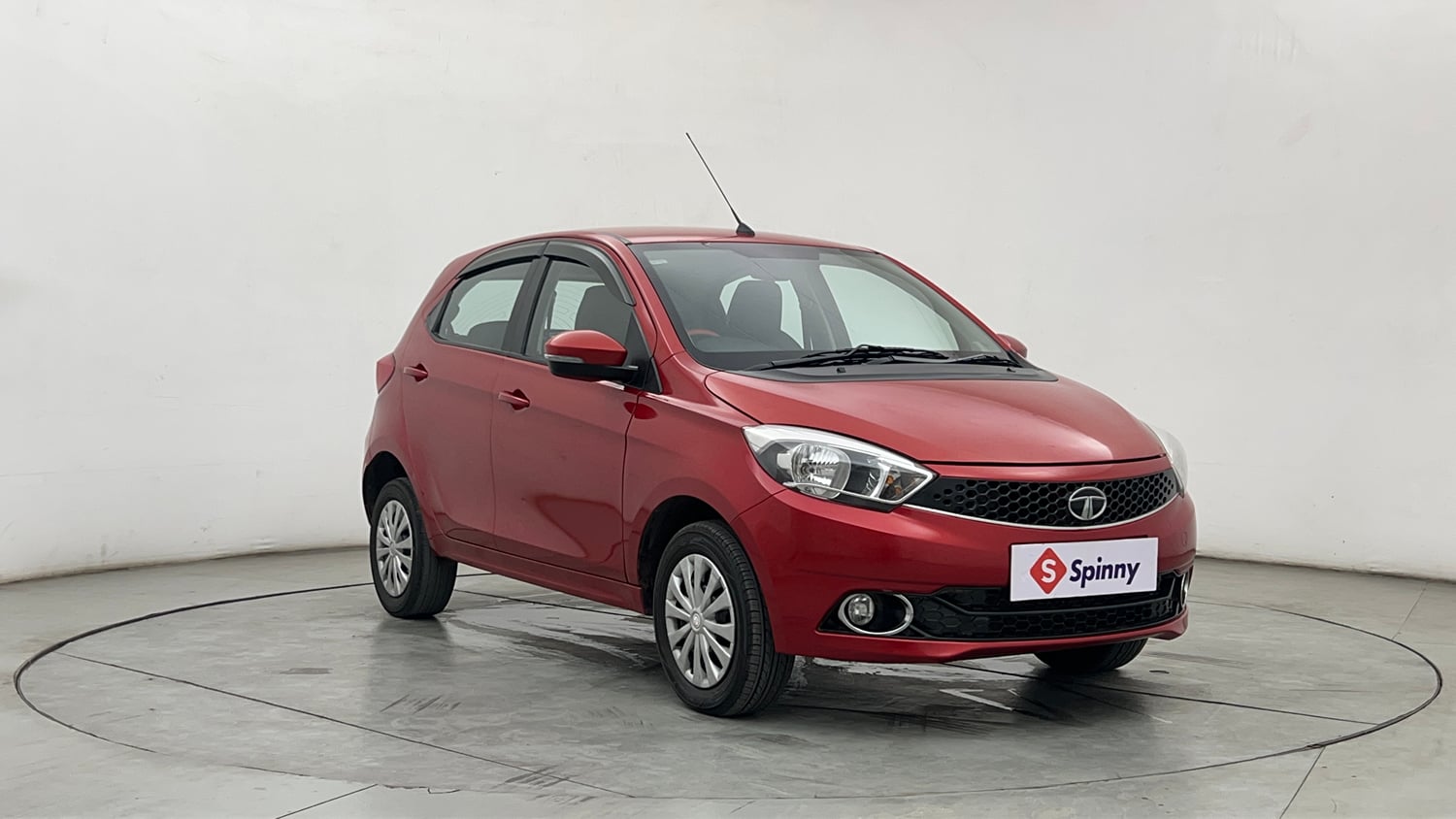 Used 2017 Tata Tiago Revotron XZ w/o Alloy Petrol Manual exterior RIGHT FRONT CORNER VIEW