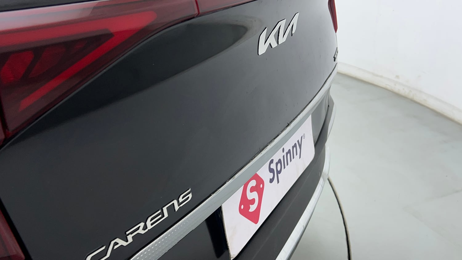 Used 2022 Kia Carens Luxury Plus 1.4 Petrol DCT 7 STR Petrol Automatic dents MINOR SCRATCH