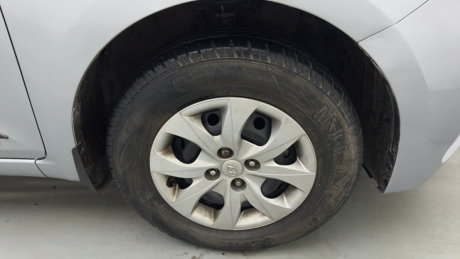 Used 2019 Hyundai Elite i20 Magna Executive 1.2 Petrol Manual tyres RIGHT FRONT TYRE RIM VIEW