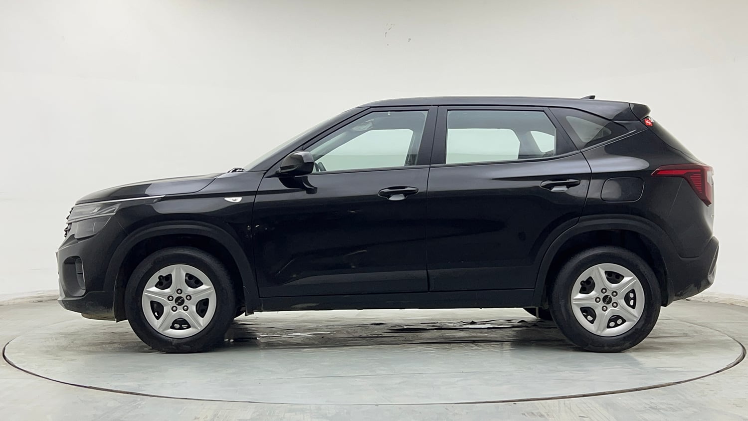 Used 2025 Kia Seltos HTE (O)1.5 Petrol MT Petrol Manual exterior LEFT SIDE VIEW