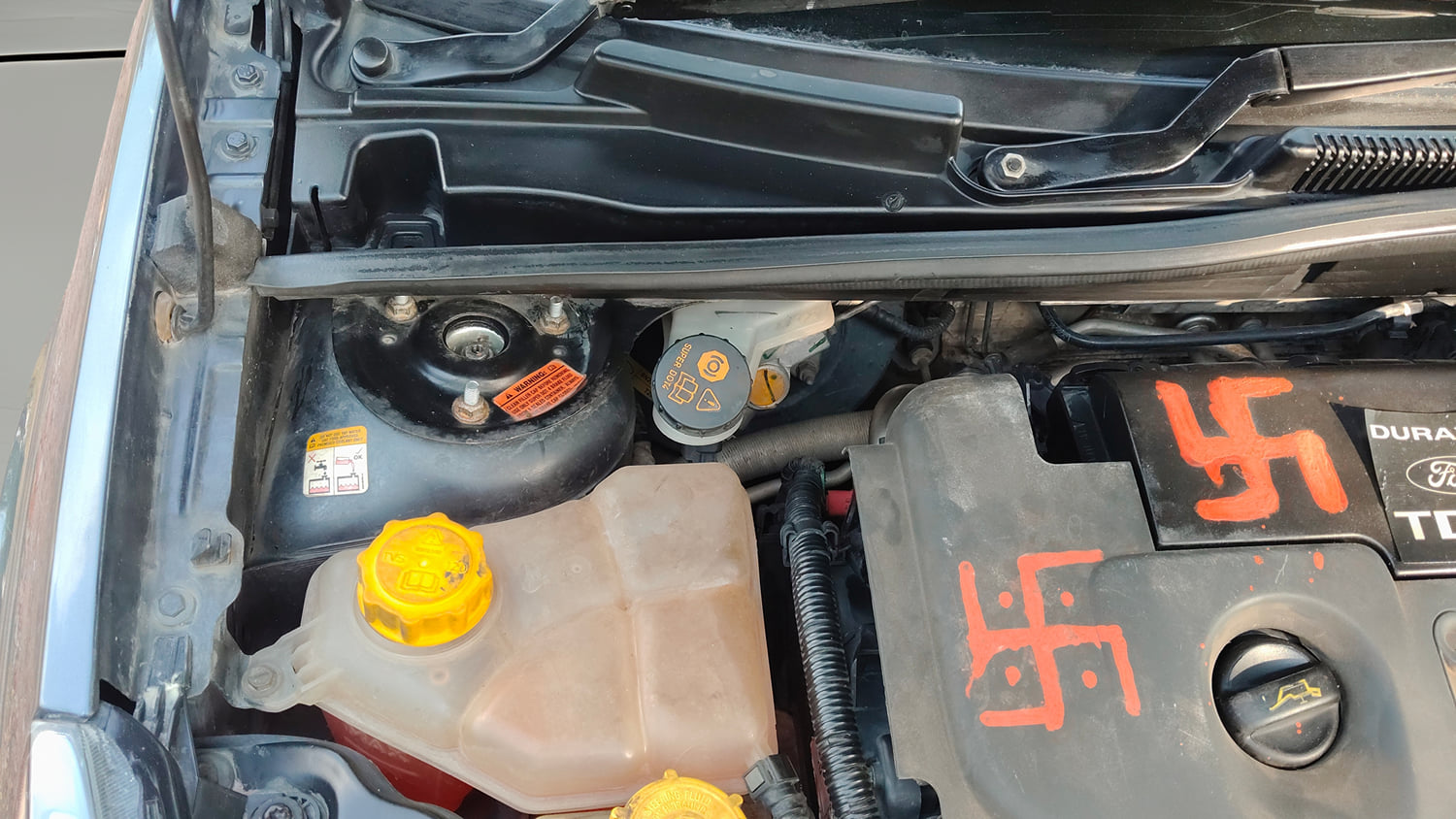 Used 2012 Ford Figo Duratorq Diesel Titanium 1.4 Diesel Manual engine ENGINE RIGHT SIDE HINGE & APRON VIEW