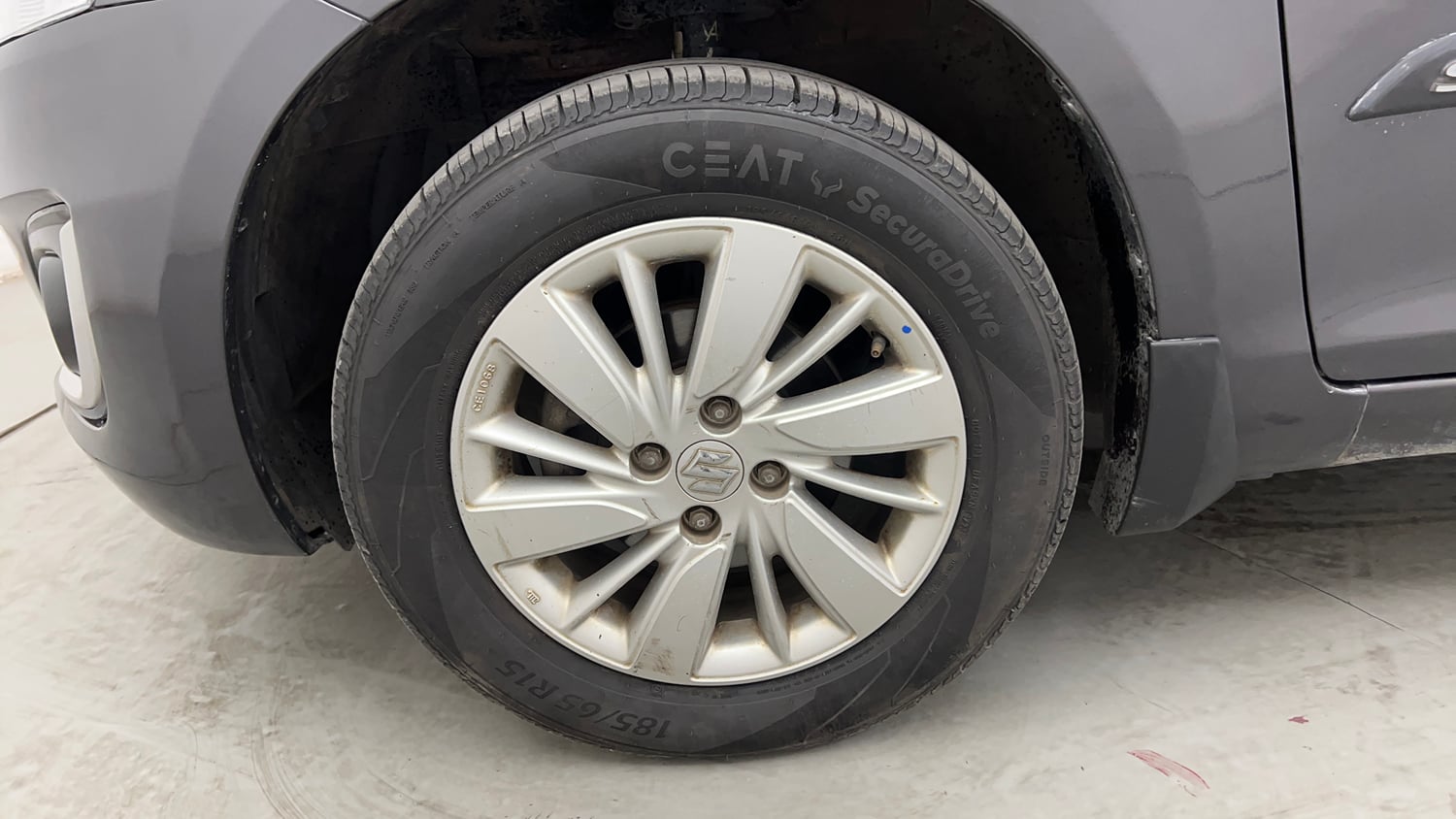 Used 2015 Maruti Suzuki Swift ZDi Diesel Manual tyres LEFT FRONT TYRE RIM VIEW