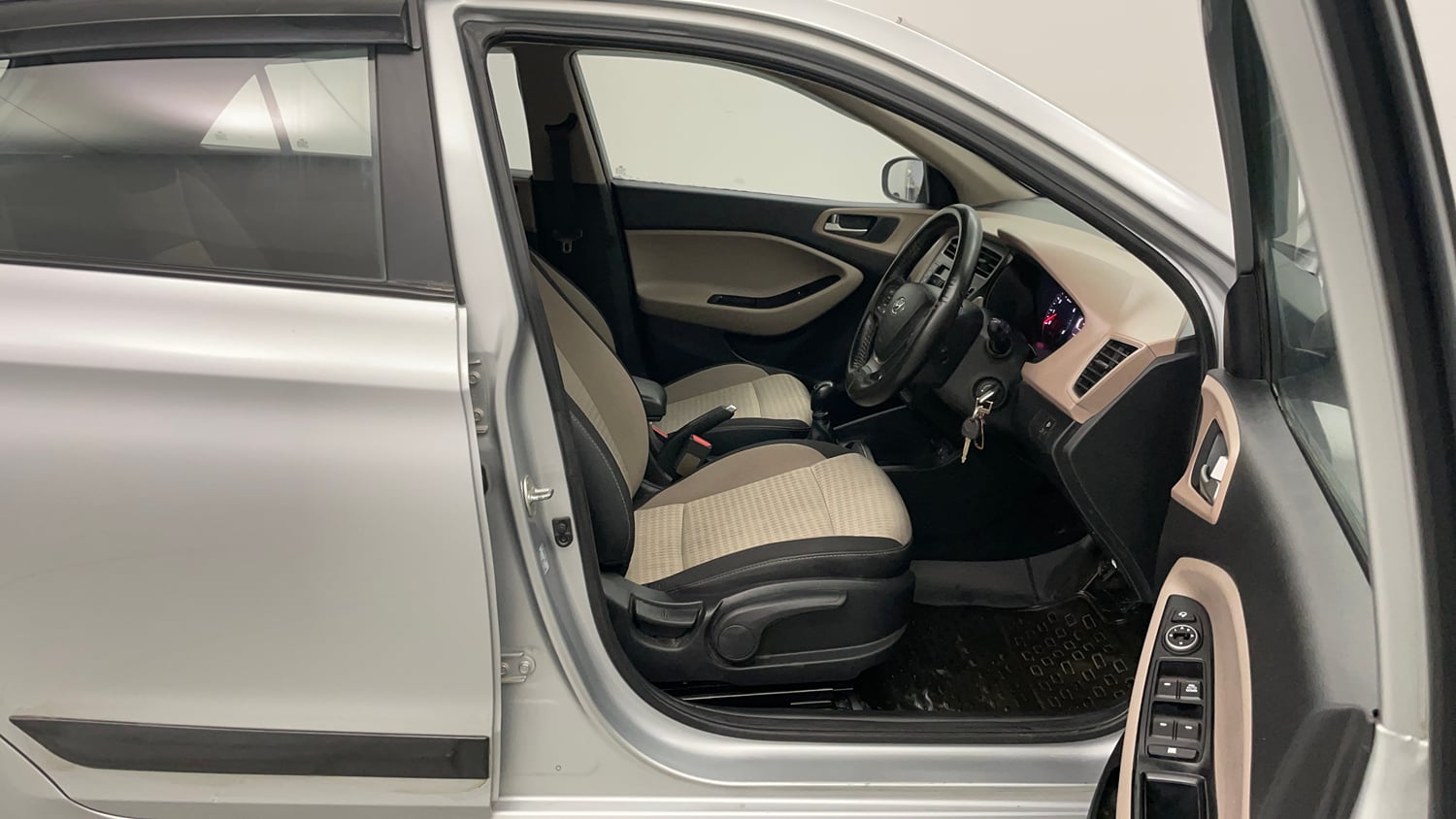 Used 2020 Hyundai Elite i20 Sportz Plus 1.2 Petrol Manual interior RIGHT SIDE FRONT DOOR CABIN VIEW