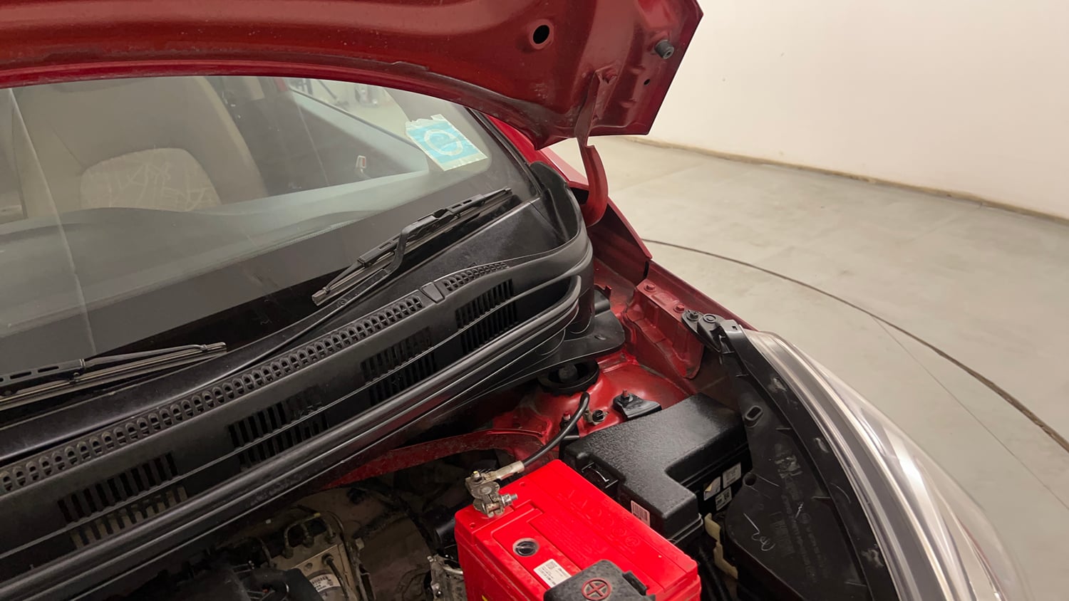 Used 2016 Hyundai Xcent SX 1.2 Petrol Manual engine ENGINE LEFT SIDE HINGE & APRON VIEW