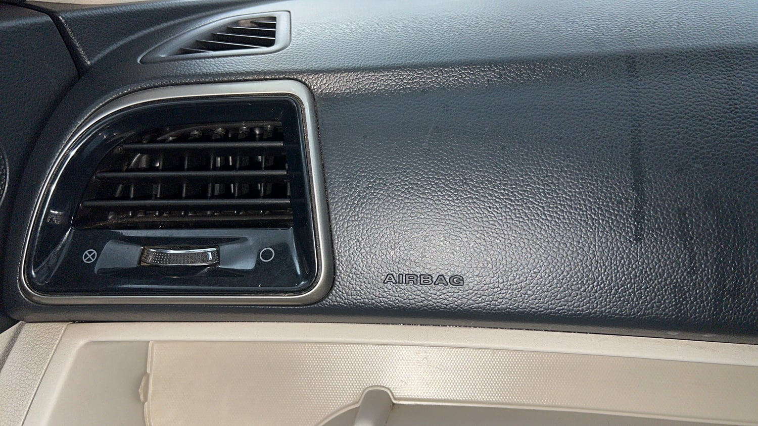 Used 2019 Mahindra XUV 300 1.5 W8 (O) Diesel Manual top_features Knee airbags