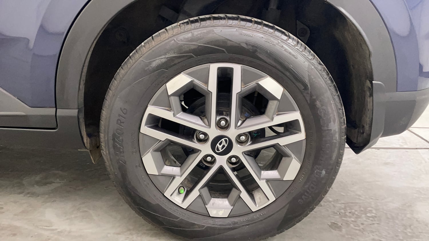 Used 2023 Hyundai Venue SX (O) 1.5 CRDi Diesel Manual tyres LEFT REAR TYRE RIM VIEW
