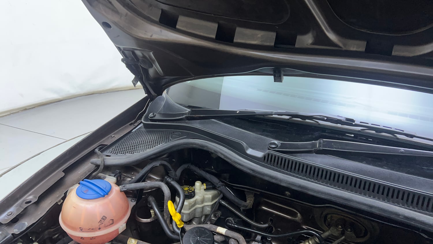 Used 2017 Volkswagen Polo Comfortline 1.2L (P) Petrol Manual engine ENGINE RIGHT SIDE HINGE & APRON VIEW