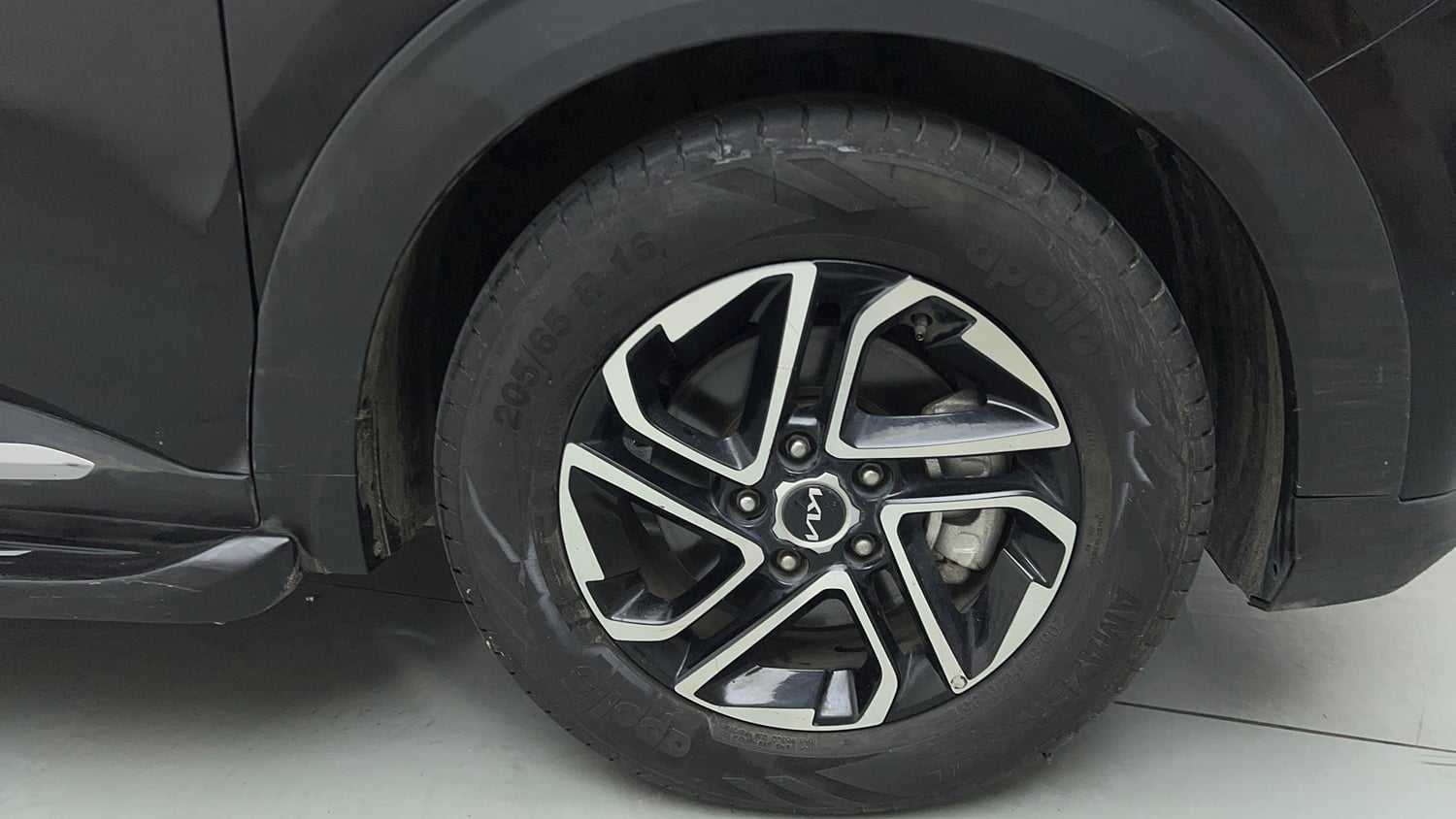 Used 2022 Kia Carens Luxury Plus 1.4 Petrol DCT 7 STR Petrol Automatic tyres RIGHT FRONT TYRE RIM VIEW