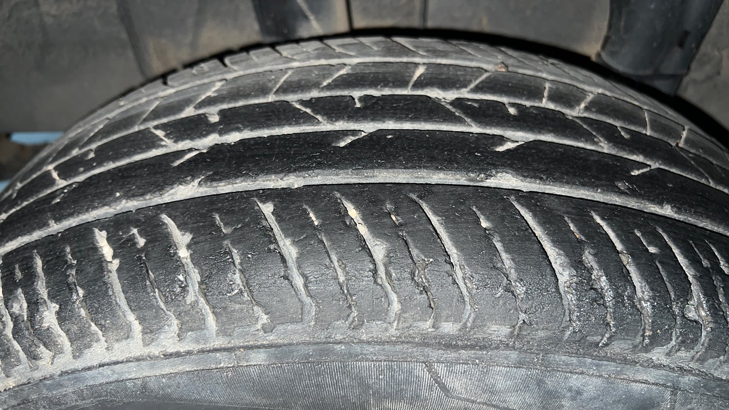 Used 2023 Renault Kiger RXZ MT Petrol Manual tyres RIGHT REAR TYRE TREAD VIEW