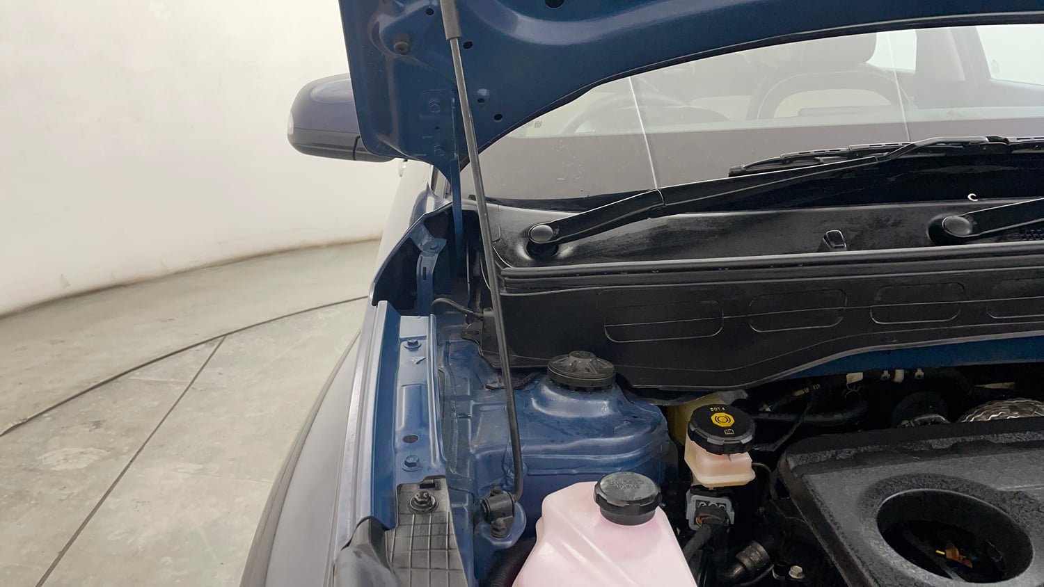 Used 2023 Hyundai Venue SX (O) 1.5 CRDi Diesel Manual engine ENGINE RIGHT SIDE HINGE & APRON VIEW