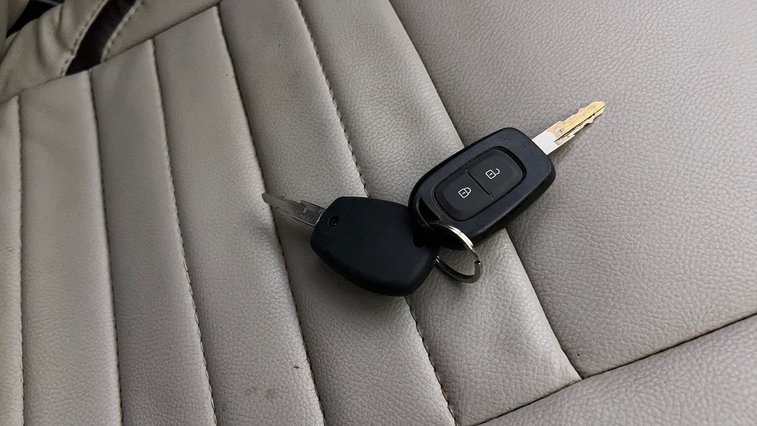 Used 2017 Renault Kwid 1.0 RXT Petrol Manual extra CAR KEY VIEW