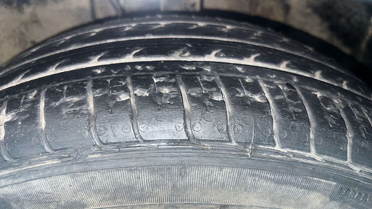 Used 2023 Tata Tiago XZA Plus Petrol Automatic tyres LEFT FRONT TYRE TREAD VIEW