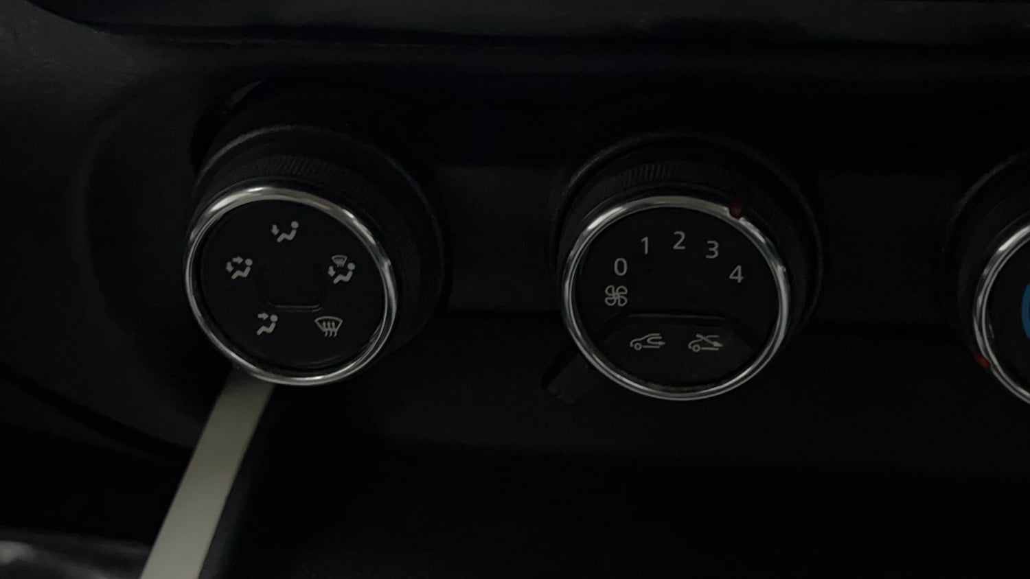 Used 2021 Nissan Magnite XE Petrol Manual top_features Rear defogger
