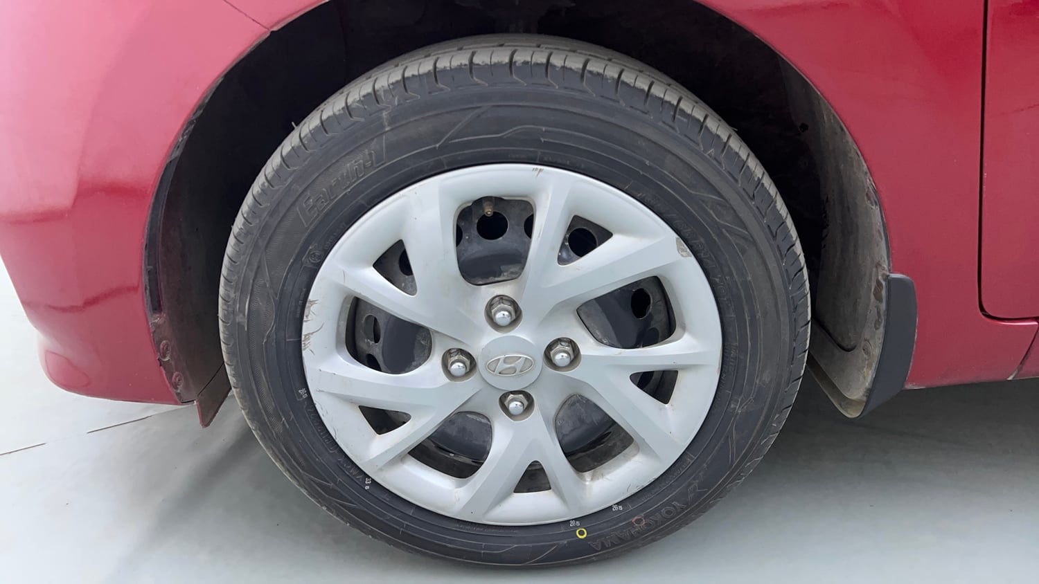 Used 2017 Hyundai Grand i10 Magna AT 1.2 Kappa VTVT Petrol Automatic tyres LEFT FRONT TYRE RIM VIEW