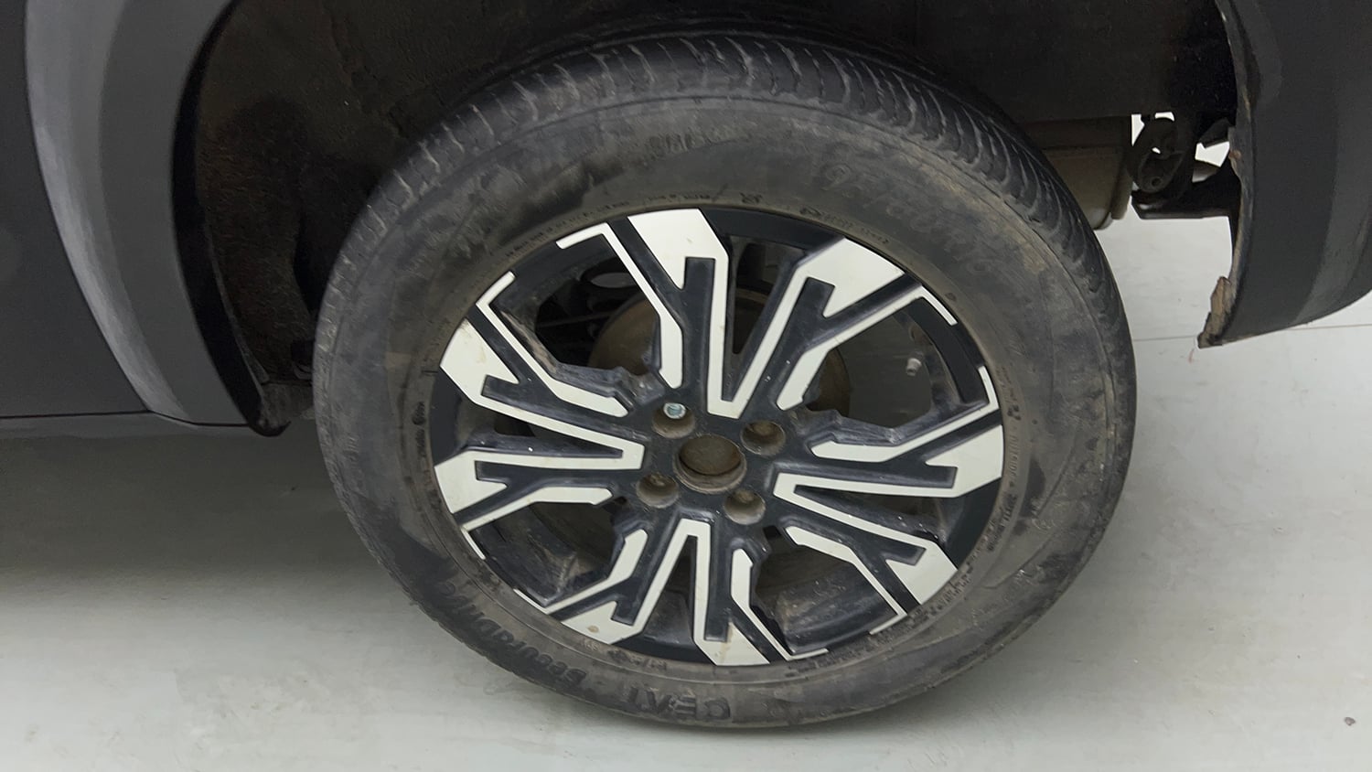 Used 2023 Renault Kiger RXZ MT Petrol Manual tyres LEFT REAR TYRE RIM VIEW