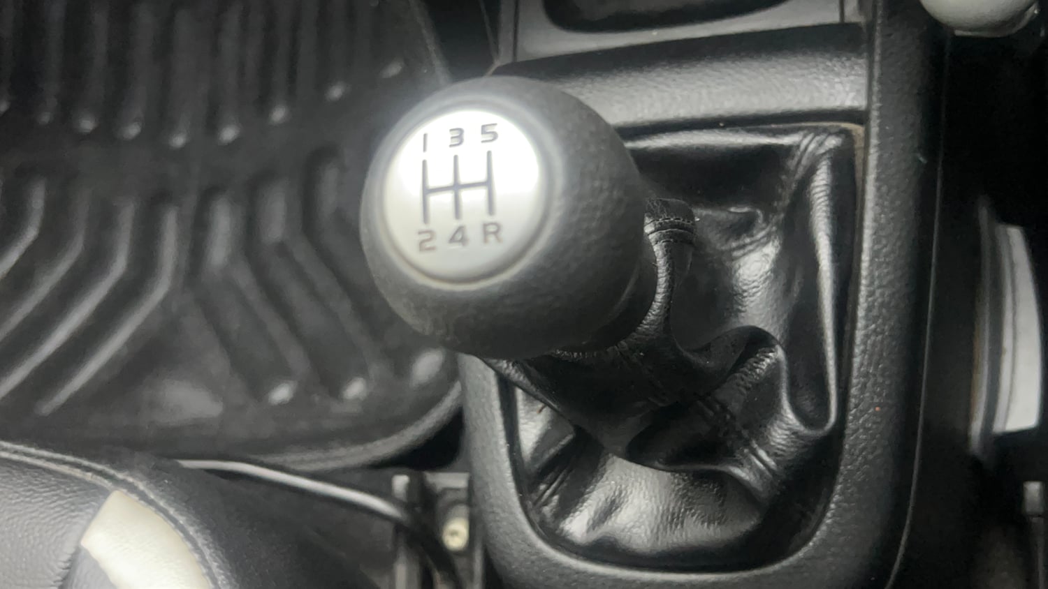 Used 2015 Maruti Suzuki Swift VXi Petrol Manual interior GEAR  KNOB VIEW