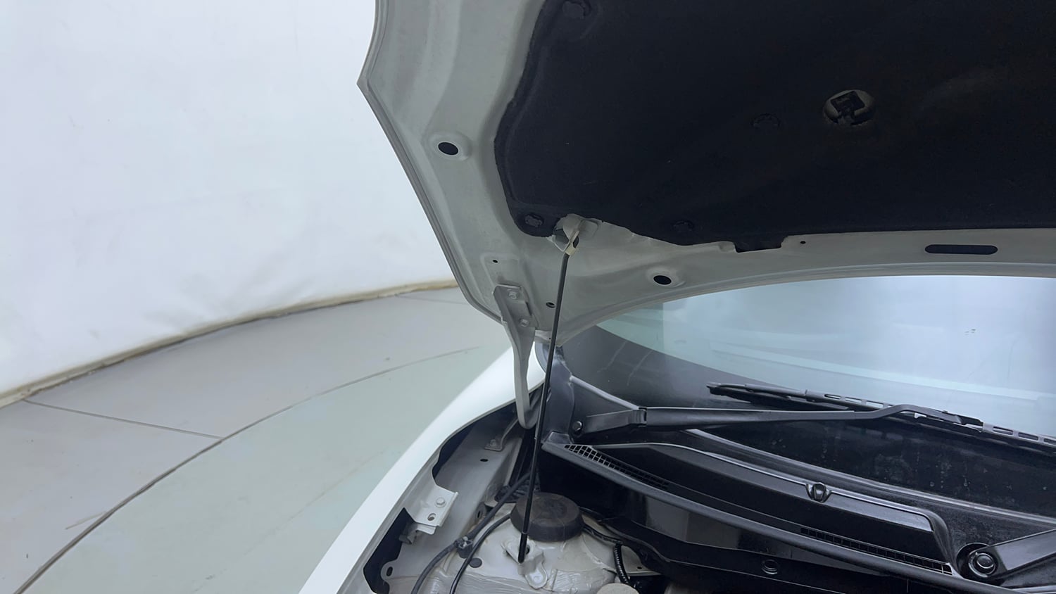 Used 2023 Maruti Suzuki Swift VXi Petrol Manual engine ENGINE RIGHT SIDE HINGE & APRON VIEW