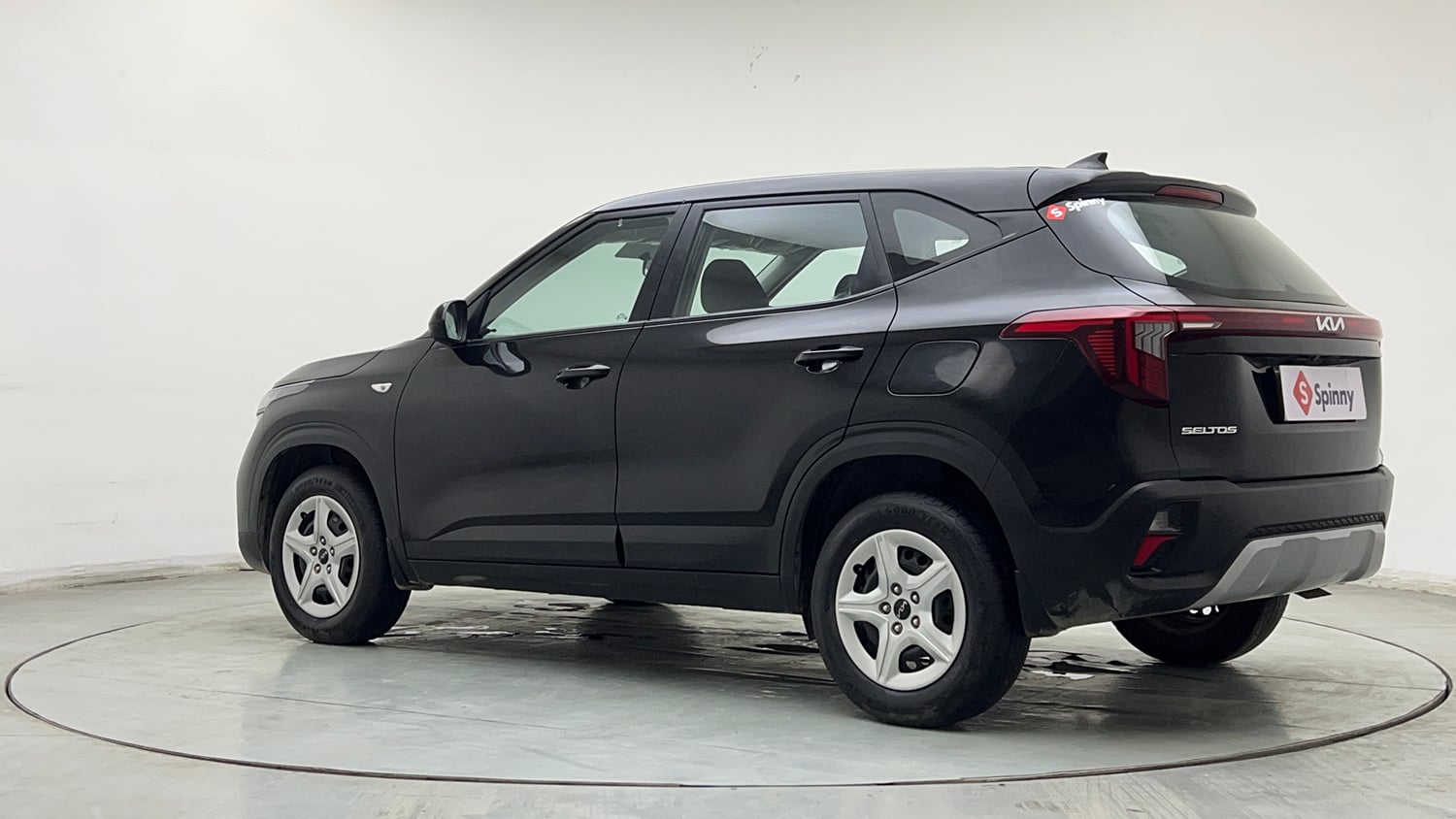 Used 2025 Kia Seltos HTE (O)1.5 Petrol MT Petrol Manual exterior LEFT REAR CORNER VIEW