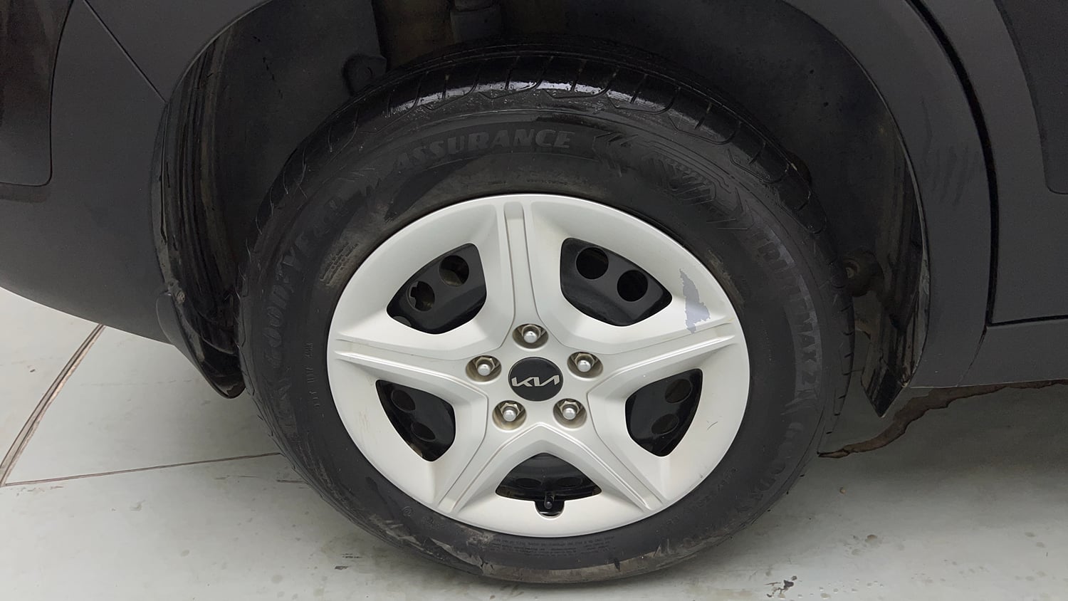 Used 2025 Kia Seltos HTE (O)1.5 Petrol MT Petrol Manual tyres RIGHT REAR TYRE RIM VIEW
