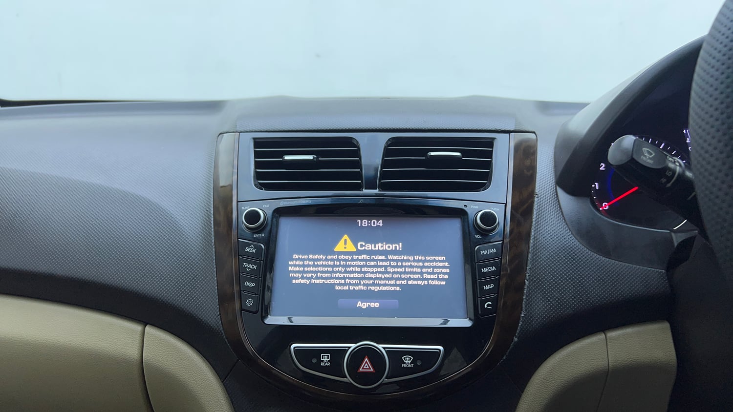 Used 2016 Hyundai Verna 1.6 VTVT SX AT Petrol Automatic top_features Touch screen infotainment system