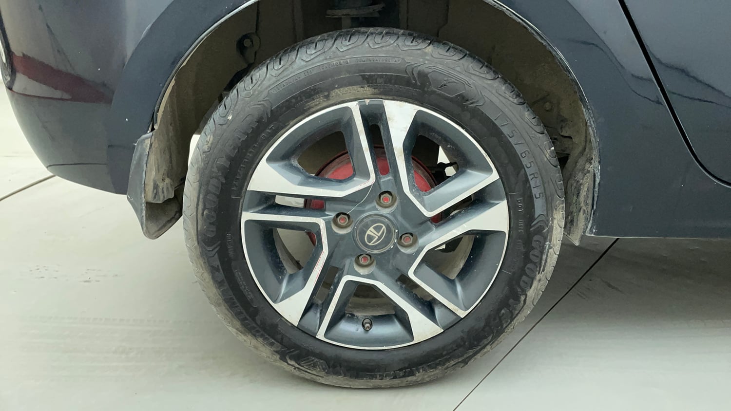 Used 2019 Tata Tigor Revotron XZA Petrol Automatic tyres RIGHT REAR TYRE RIM VIEW