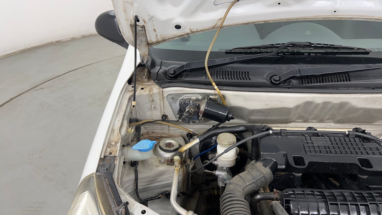 Used 2014 Maruti Suzuki Alto 800 Lxi Petrol Manual engine ENGINE RIGHT SIDE HINGE & APRON VIEW