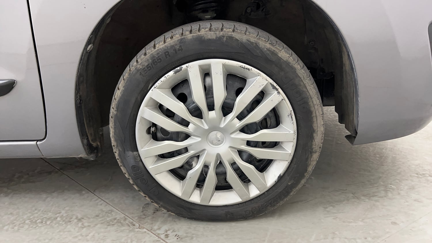 Used 2016 Maruti Suzuki Wagon R 1.0 VXI AMT Petrol Automatic tyres RIGHT FRONT TYRE RIM VIEW