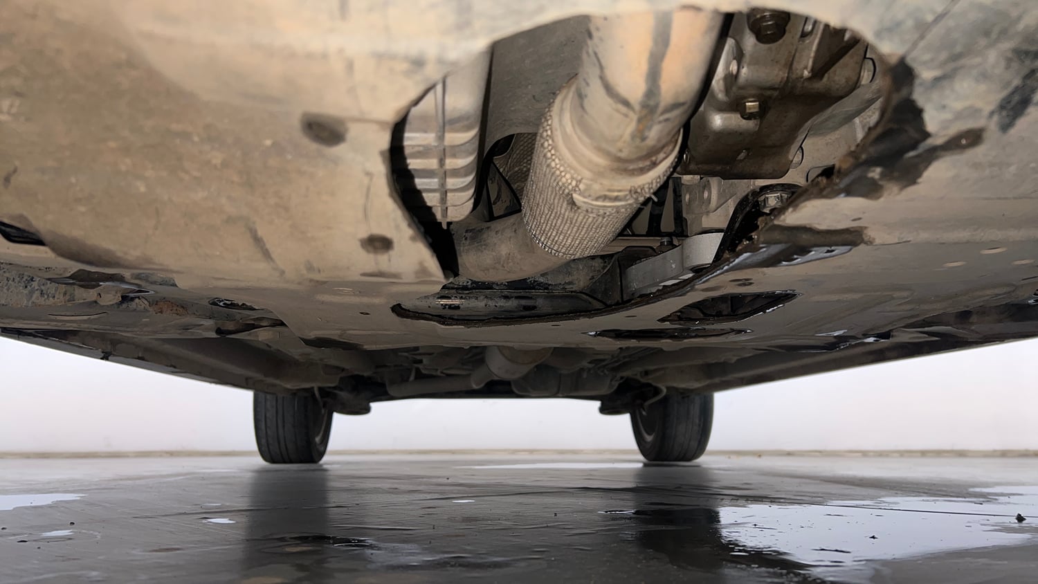 Used 2019 Mahindra XUV 300 1.5 W8 (O) Diesel Manual extra FRONT LEFT UNDERBODY VIEW