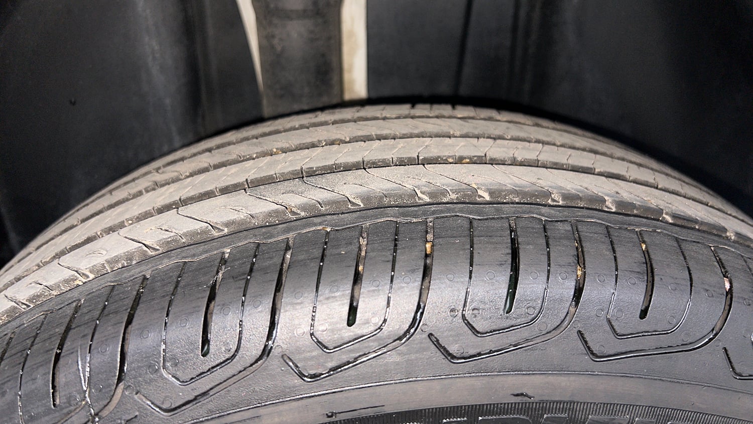 Used 2025 Skoda Kylaq Signature Plus AT Petrol Automatic tyres RIGHT REAR TYRE TREAD VIEW