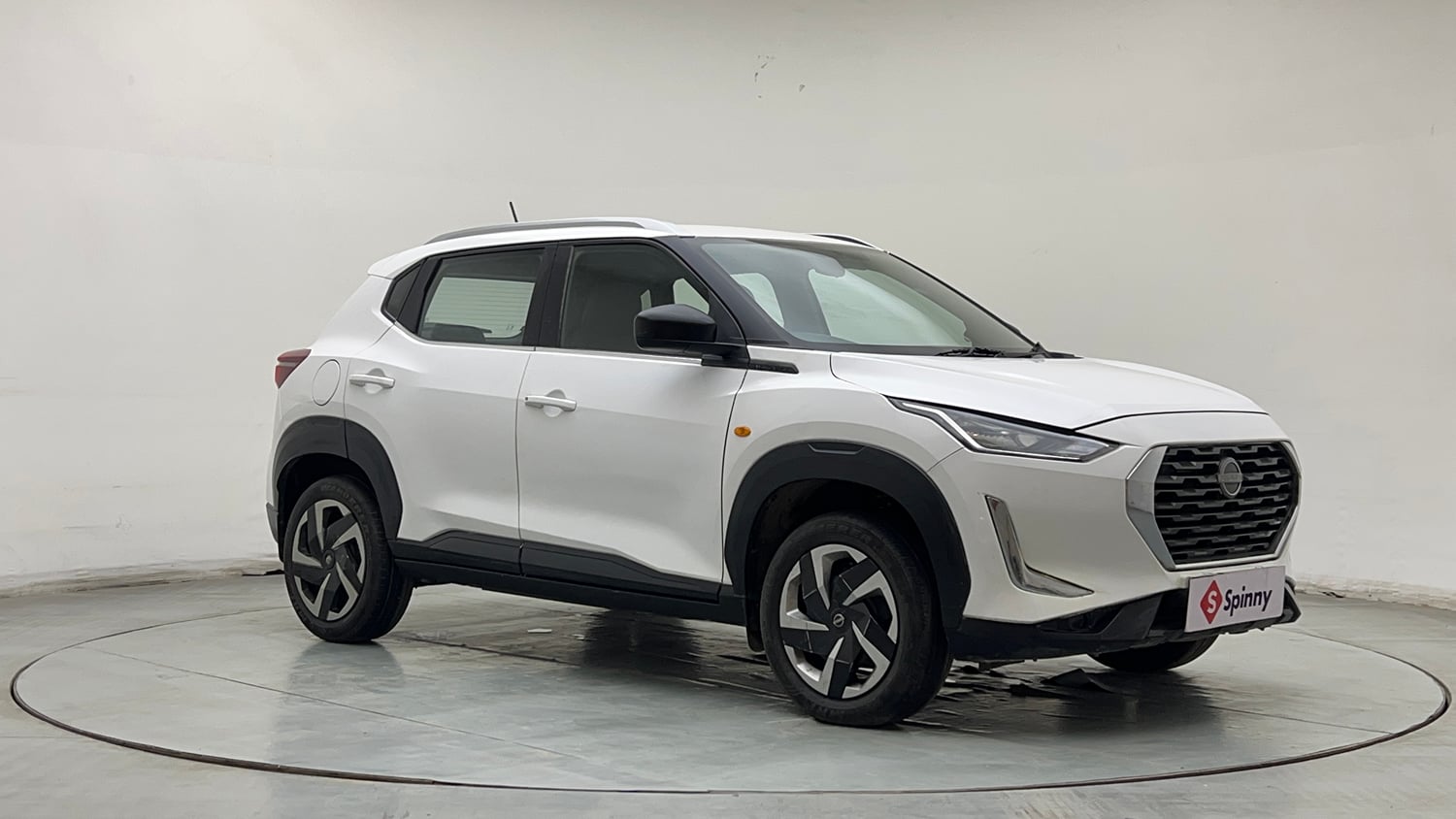 Used 2021 Nissan Magnite XE Petrol Manual exterior RIGHT FRONT CORNER VIEW