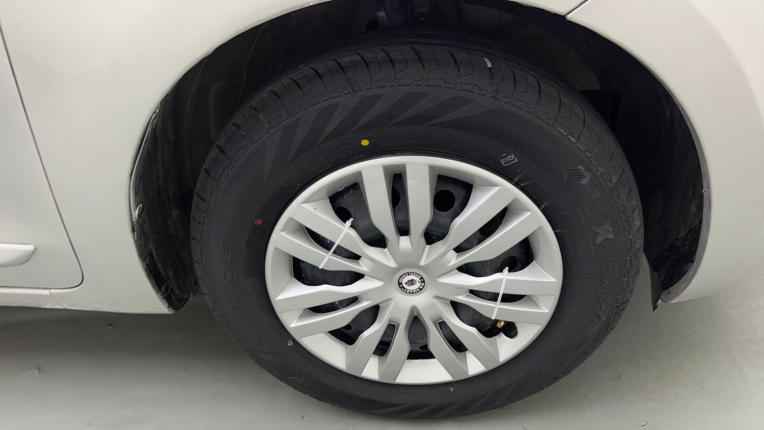 Used 2021 Maruti Suzuki Swift VXi AMT Petrol Automatic tyres RIGHT FRONT TYRE RIM VIEW