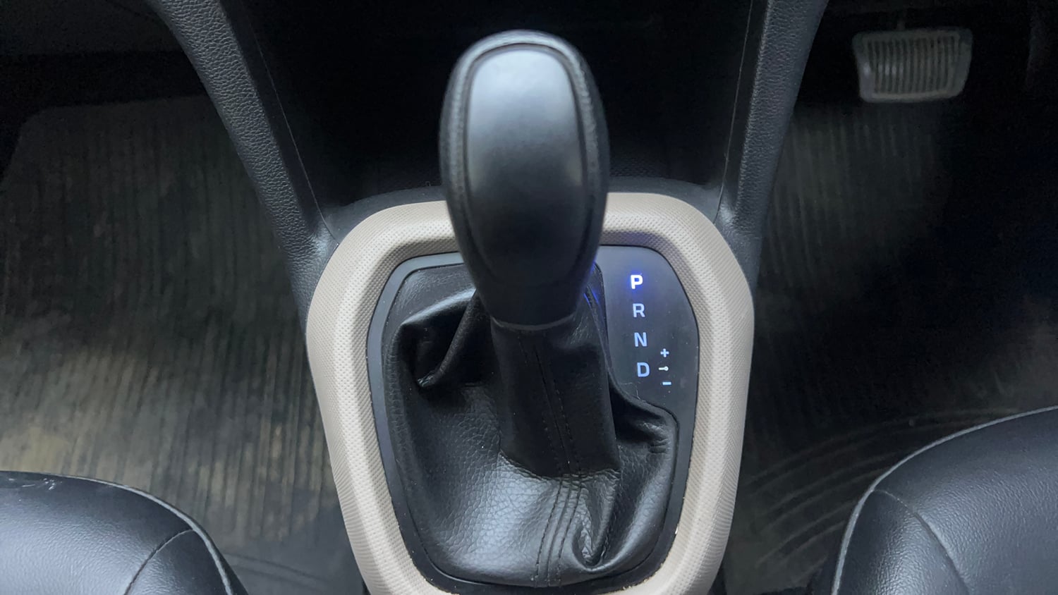 Used 2017 Hyundai Grand i10 Magna AT 1.2 Kappa VTVT Petrol Automatic interior GEAR  KNOB VIEW