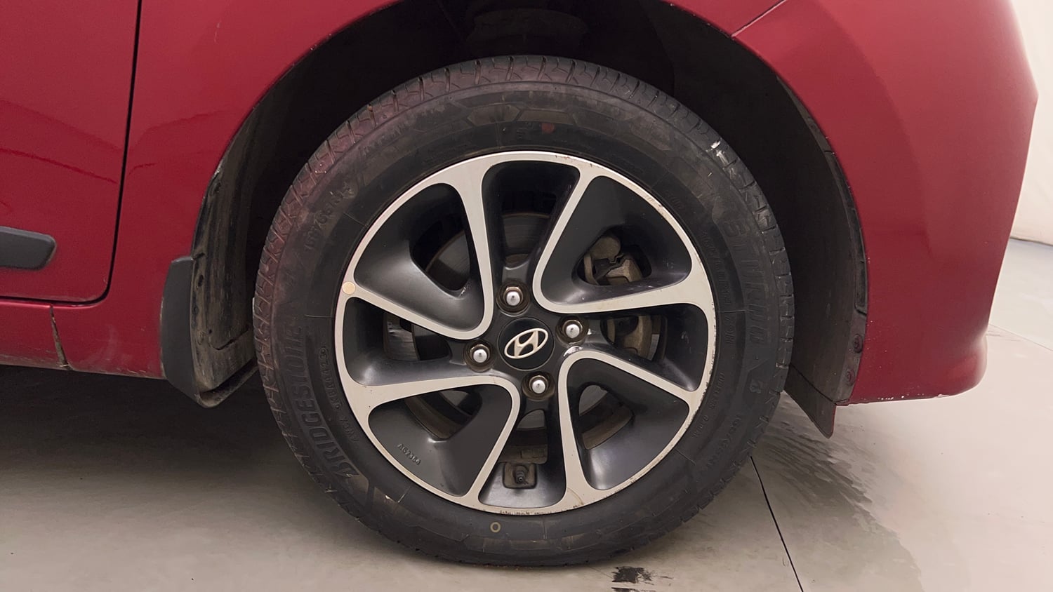 Used 2018 Hyundai Grand i10 Sportz AT 1.2 Kappa VTVT Petrol Automatic tyres RIGHT FRONT TYRE RIM VIEW
