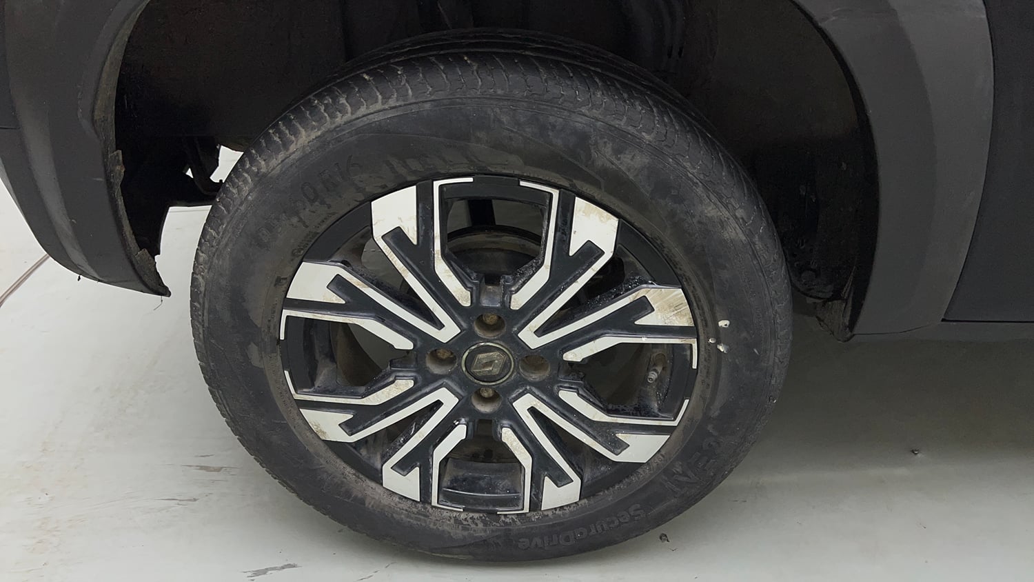 Used 2023 Renault Kiger RXZ MT Petrol Manual tyres RIGHT REAR TYRE RIM VIEW