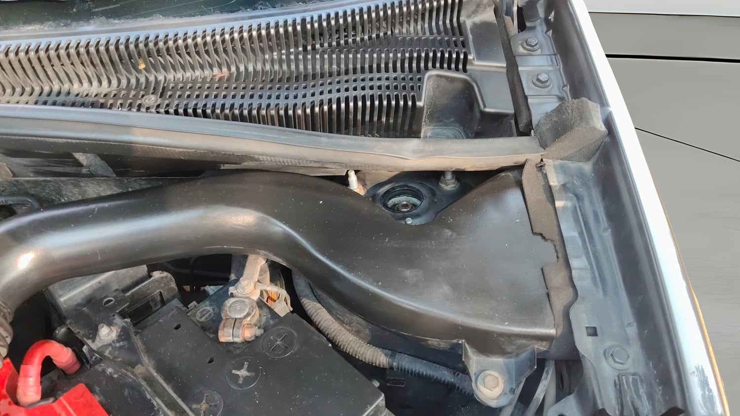 Used 2012 Ford Figo Duratorq Diesel Titanium 1.4 Diesel Manual engine ENGINE LEFT SIDE HINGE & APRON VIEW