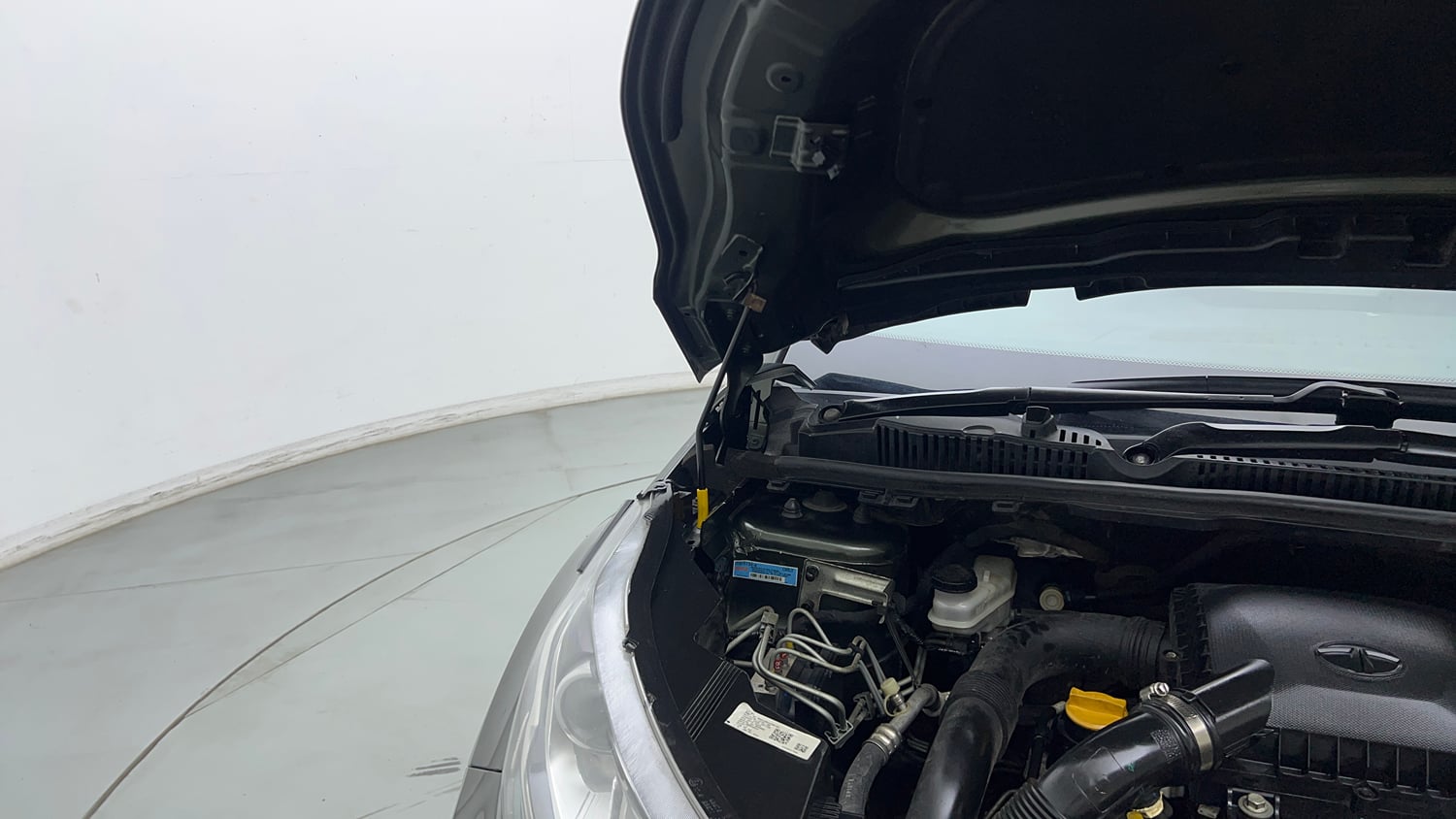 Used 2022 Tata Nexon XM (S) Petrol Manual engine ENGINE RIGHT SIDE HINGE & APRON VIEW