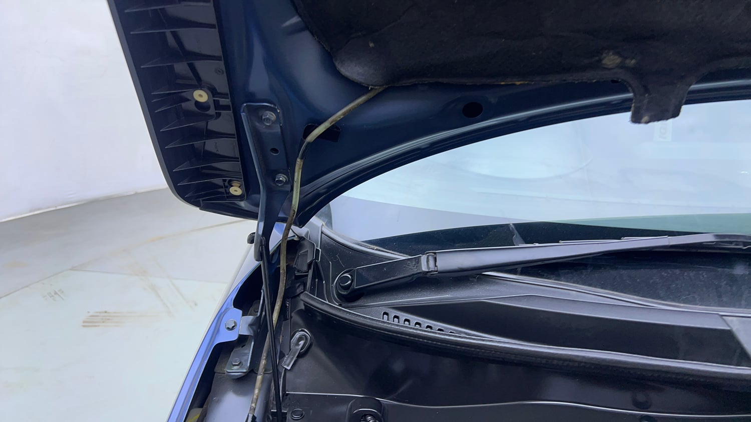 Used 2018 Maruti Suzuki Ignis Delta 1.2 AMT Petrol Automatic engine ENGINE RIGHT SIDE HINGE & APRON VIEW