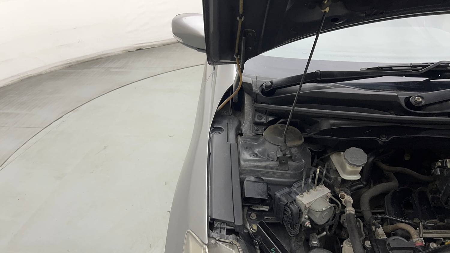Used 2017 Maruti Suzuki Ciaz Alpha 1.4 MT Petrol Manual engine ENGINE RIGHT SIDE HINGE & APRON VIEW